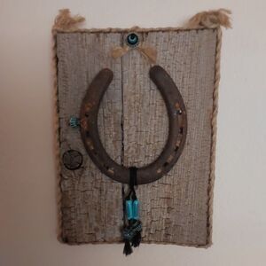 🌺 Handcrafted Rustic Horseshoe Wall Decor with Turquoise Accents